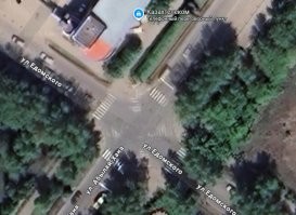 Пешеходный переход, да еще с желтой обводкой = снизь скорость, пешеход стоит/сидит/лежит = остановись и пропусти. Вроде так в правилах записано?..
Например в соседнем Казахстане на перекрестках светофоры, но повороты направо во многих местах выполнены отдельной полосой (на фото1), там просто переход и даже без знака, просто зебра, но там как-то всегда пропускают пешеходов, потому как штраф автоматом, компьютер сам опознает и в базу внесет, выпишут если не пропустил пешехода, даже если этот пешеход просто стоит. Иной раз если сам хочешь пропустить транспорт - просто спиной поворачиваешься к дороге, иначе всё равно остановятся. Штрафы кусачие...
Это же касается любых других переходов, особенно с желтой окантовкой - камер более, чем достаточно висит.
Для приезжих самое страшное - диагональные переходы, на втором фото - разметка диагональных зебр сильно стерта, но она есть, так вечером в небольших городках светофоры на "желтый" переходят или для экономии отключаются, а вот камеры работают круглосуточно...