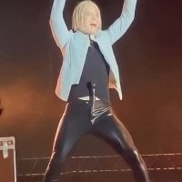 Зато песенки её мужа скоро начнут в школах преподавать .....