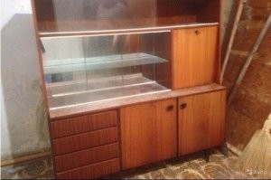 Это она ещё не застала старый советский сервант!) Стоит открыть нижние дверцы и по голове бьёт плохо закрытая верхняя дверь!))