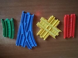Нет, деревянный не хочу, хочу именно такой, как на видео. Подскажите пожалуйста ссылочку? Везде с круглыми соединителями, а у меня много пластиковых есть, хочу докупить совместимых.