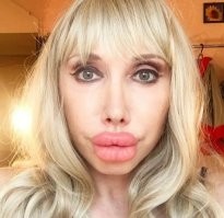 Страшная баба думает:
- "проблема в том что нет силикона".
*поставила, мужики не интересуются. 
- "значит губы не накачаны".
*... 
-"ж..па ... ресницы ... ноги... причёска".

Финал: это с мужиками что-то не то.