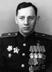 С одной стороны мне не нравится имя Сергей и фамилия Зальцман. С другой стороны - прекрасное дополнение поста в виде биографии. Умер Зальцман в 1988 году - успел увидеть во что превращают страну недалёкие руководители.

В 1949 году случилось, казалось бы, невозможное   Зальцман был уволен с формулировкой: «не справился с работой» и за «недостойное поведение, выражающееся в оскорбительном, унижающем достоинство советских людей обращении с подчиненными» и исключен из партии.

Легендарный директор стал простым сменным мастером в Муроме на заводе запчастей, потом его перевели в Орел в литейный цех.