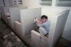 На счёт всех женских гальюнов не скажу, но мужские там очень разные.