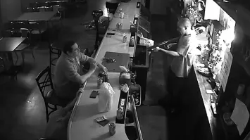 Я бы на кассах посоветовал дробовик держать. И разрешать использовать.