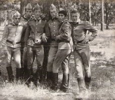 Еще в ПШ, после начнется смена формы, выдадут афганки , бляхи заменят на крючки.