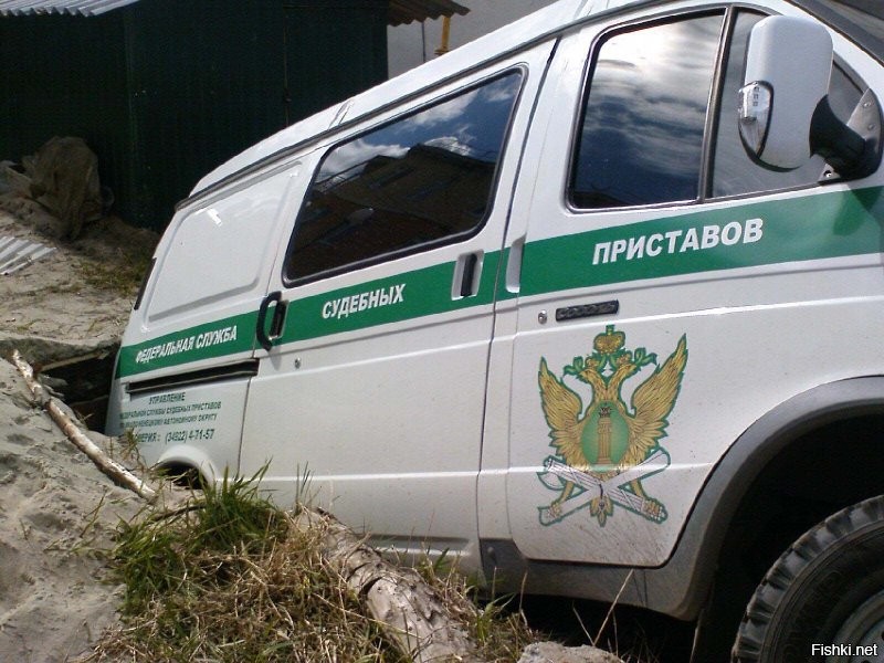 г. Тарко-Сале ЯНАО, в городе централизованной канализации нет, у каждого дома своя выгребная яма, из которой периодически откачивают нечистоты.  И когда неопытный водитель сдаёт назад...