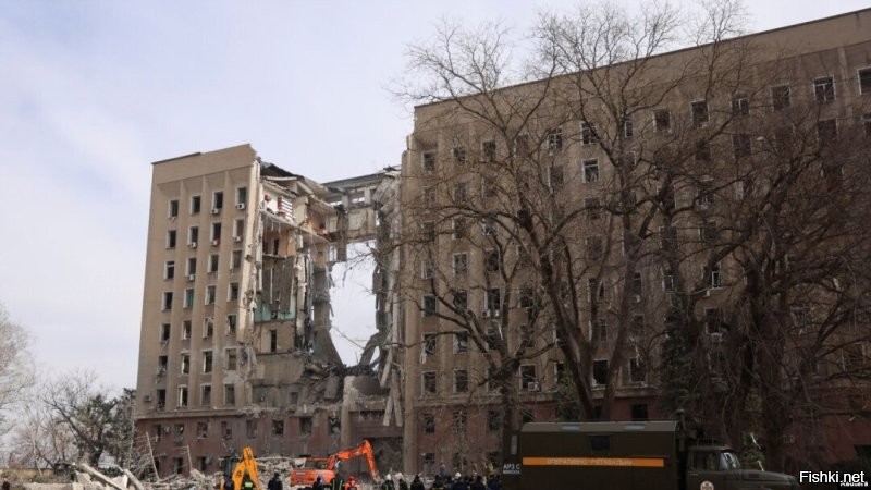 Никто не бил по правительству Украины. Обломки сбитого беспилотника или ракеты упали.
Вот удар ВС РФ по зданию администрации Херсонской области и Николаева. Как говорится " всё познаётся в сравнении".