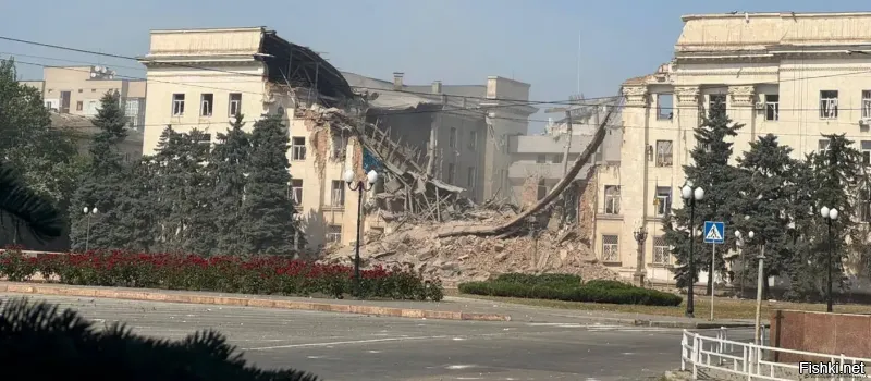 Никто не бил по правительству Украины. Обломки сбитого беспилотника или ракеты упали.
Вот удар ВС РФ по зданию администрации Херсонской области и Николаева. Как говорится " всё познаётся в сравнении".