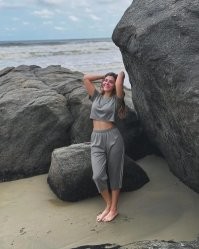 оделась бы свободно, не сверкая прелестями, было бы без проблем