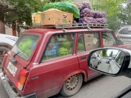 Автомобиль с контейнером на крыше