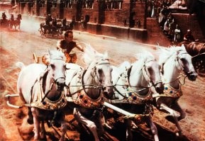 Да уж, современные технологии мать их.
Именно поэтому сцена с гонками колесниц в Бен Гур, который был снят, напомню, в 1959 году, до сих пор считается лучшей каскадерской работой и самой масштабной
Там и лошади были настоящие и люди не на зеленом экране