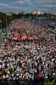 Темнокожие семинаристы  на крестном ходе в Москве
