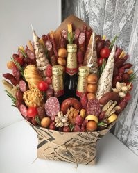 Девочки, учитесь! Парням МОЖНО дарить букеты!!!
Например такие: