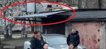 Сосед козырёк присобачил.