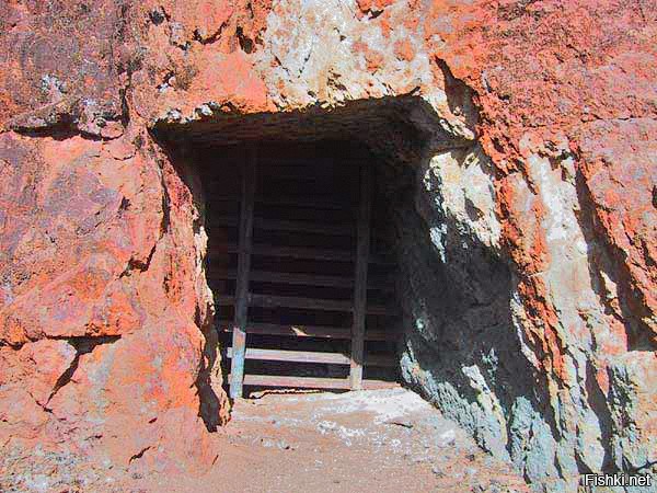 Я ролик посмотрел, а ещё в курсе что такое штольня, 4 года учился отличать её от других горных выработок.
Штольня это дырка в горе, а тут яма

Вот картинка со штольней