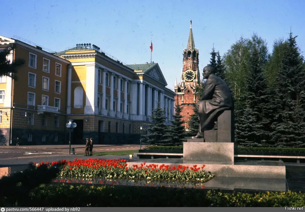 Уже Ленин и Дзержинский опять хорошие? 
==================
Вас может и удивит, но памятник Ленину как стоял в Кремле, так и стоит.
Россия НЕ Салорейх.
У нас не ищут портал в ЕС под памятниками Ленину.