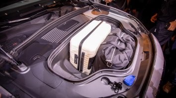 В прошедшие выходные в Мюнхене выкатили. Обещают аж до 735 км проезда без зарядки на 94 киловаттной батарейке. Цена -х/з...наверное, как две китайские электровозки