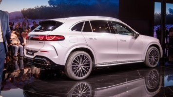 В прошедшие выходные в Мюнхене выкатили. Обещают аж до 735 км проезда без зарядки на 94 киловаттной батарейке. Цена -х/з...наверное, как две китайские электровозки