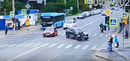 "Согласно пункту 6.2 ПДД РФ, мигающий зелёный сигнал светофора разрешает движение, но информирует, что время его действия истекает и вскоре будет включён запрещающий сигнал." 
В момент удара зелёный мигнул последний раз, а через капот он перелетал уже на жёлтый.