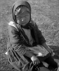 Каратэ с эмоциями: тренер учит девочку делать грозное лицо