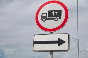 По-хорошему знак нужно ставить еще и до поворота,