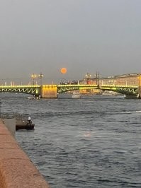 Вчера гулял сфоткал всходящую луну, фото с телефона конечно не передает полностью)