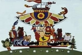 Пёс катается в ковше экскаватора