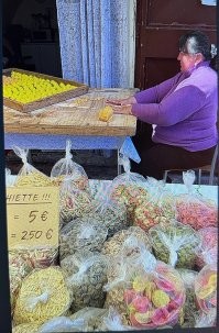 Не знаю во всей ли Италии их так лепят, но в городе Бари сам лично видел.