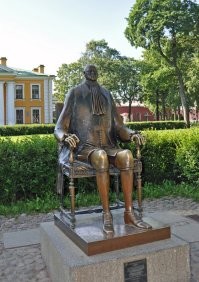 Самокатные творческие личности ведут свою борьбу с нашей культурой и историей:
Алёнка должна вызывать отторжение.
Нахимовец должен вызывать неприязнь и насмешки.
Пётр должен выглядеть как откровенный мутант и урод. Какое такое величие? Именно таким он должен отложиться в голове у подрастающих поколений.
Девушка должна выглядеть лядью.

На фото памятник Петру в Петропавловской крепости. И скульптору, и утвердившим из администрации надо дать по сорок лет лагерей.