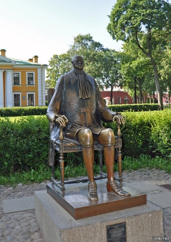 Самокатные творческие личности ведут свою борьбу с нашей культурой и историей:
Алёнка должна вызывать отторжение.
Нахимовец должен вызывать неприязнь и насмешки.
Пётр должен выглядеть как откровенный мутант и урод. Какое такое величие? Именно таким он должен отложиться в голове у подрастающих поколений.
Девушка должна выглядеть лядью.

На фото памятник Петру в Петропавловской крепости. И скульптору, и утвердившим из администрации надо дать по сорок лет лагерей.