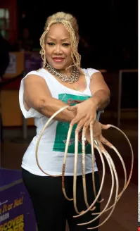 Бывает, что люди сходят с ума. И их сумасшествие проявляется в той области или среде, в которой они находятся. Этот помешался на Шиве, вот тетка (на фото) тоже на чем-то помешалась. Знала бы про Шиву, возможно тоже с руками поднятыми ходила. А причина одна. Серая никому ненужная какашка хочет быть заметной. Теперь они знамениты)) в кругах идиотов.