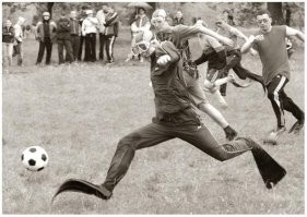 Девушке надо попробовать повторить рекорд, но теперь не в индивидуальном зачете, а в командных играх, например, в футболе.