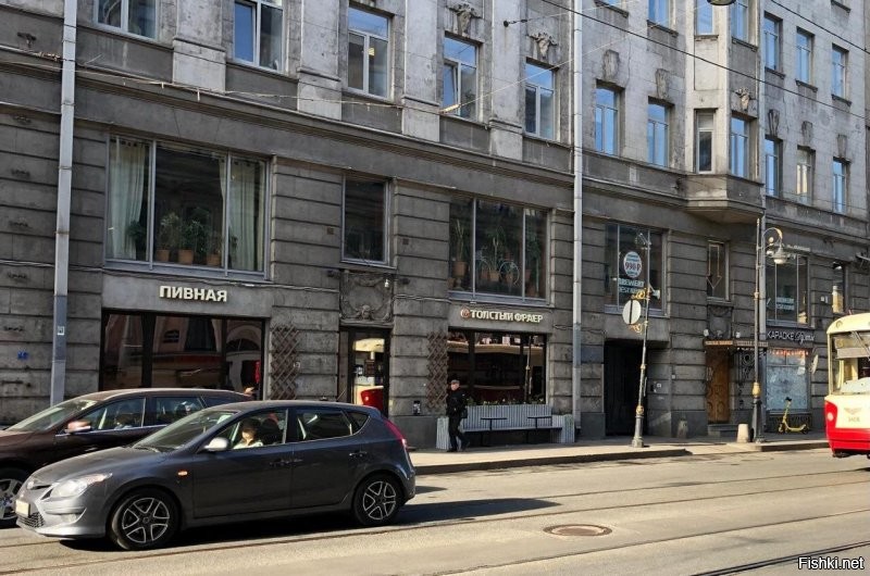 В Питере, в том числе, мне названия заведений общепита и не очень общепита, сильно понравились.