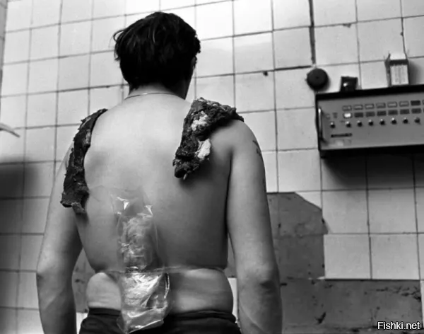 мы с коллегой шли вдоль забора мясокомбината , искали телефонный обрыв для соседней организации и зашли в какие то кусты и тут через забор пакет прилетает.  Открыли,две палки докторской колбасы, пара кило сосисек и палка копчёной . В общем поиски обрыва продолжили на след. день потому что  лихо уносили ноги с этим пакетом.