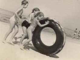 Была такая камера на чердаке, казалась огромной. Для нас тогдашних мелких была практически лодкой,  в нее можно было улечься и грести руками. На чердаке ее держали, чтобы под солнцем не портилась резина. Даже не знаю от какого грузовика она была, но резина была толстой, звенящей когда накачать, легко держала пяток пацанов на плаву.
И был именно такой отводок с золотником, не прямой, а загнутый в сторону, как на фото.