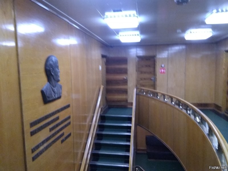 В Мурманске на вечной стоянке.
Я был там. Интересно. Впечатляет то, что там нет пластмассы. Дерево, латунь, железо, стекло.. Атомный реактор изобрели, а пластик еще нет.