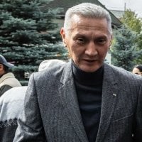 Глава таджикской диаспоры Свердловской области Фарух Мирзоев выступил против тестирования детей мигрантов на знание русского языка.

Мирзоев заявил - что дети иностранных граждан ни в чём не виноваты и добавил - что ребята не владеющие русским языком - не снижают общую успеваемость класса. Поэтому - считает глава таджикской диаспоры - ограничивать их число в классах нет никакой необходимости.

"Мы постоянно говорим - что у нас основная проблема в миграции - это незнание русского языка - но для того чтобы люди интегрировались - адаптировались - с детства надо их обучать - а если ребёнок здесь находится уже по факту?" - задался вопросом Мирзоев. По его мнению - для детей мигрантов нужно вводить например подготовительные курсы.