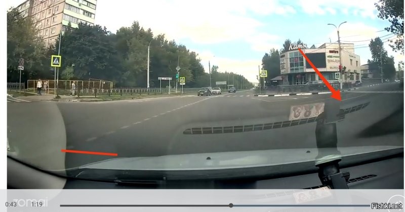 А теперь по кадрам (заметь, всё в соответствии со знаками).
1. На первом фото мы видим ширину полосы, по которой бумер должен выехать на перекресток, и при этом не обязан никому предоставлять преимущество. 
2. На втором фото мы видим что рег, ещё не доехав до разделительной полосы пересекаемой дороги, уже существенно сократил ширину полосы для бумера, подрезая, и выдавливая того на встречку задолго до того, как бумер достиг точки, из которой можно было бы поворачивать налево, не нарушая правил. А так как свободное пространство перед регом было, то он намеренно провоцировал создание аварийной ситуации, тем самым подвергая опасности других участников дорожного движения, в первую очередь пешеходов, если бы кто-нибудь из них в результате вылетел на тротуар.
3. Момент столкновения. Тут мы видим что у бумера по-прежнему остаётся пространство для поворота без нарушения ПДД, а у рега проехать прямо, но последний игнорирует эту возможность и не предпринимает ничего, чтобы избежать ДТП.
Итого. На бумере обычный дорожный хам. Но в этот раз ему повезло. И исключительно благодаря тому что рег конченый му..ак. Похоже, отец действительно не уставал бить его по шапке, но при этом шапку на сына одевать забывал. Чего добивался? Правила по итогу нарушил сильнее чем бумер, подверг опасности окружающих, и в первую очередь ребёнка (или он на 100500 процентов был уверен что этот неадекват не выскочит из машины, и не начнёт шмалять во все стороны?). Да и видео обрезал неудачно, там понятно что конфликт раньше начался. А если ты такой весь от начала и до конца правильный, то и выложи с момента, где ты первый раз его не пропустил. Или там сам накосячил? Но это всё разговоры в пользу бедных. По факту - виновник ДТП он. А я бы его ещё и на психиатрическую экспертизу отправил. У него нервишки явно ни к чёрту. Такие за рулём опаснее хамов на БМВ.