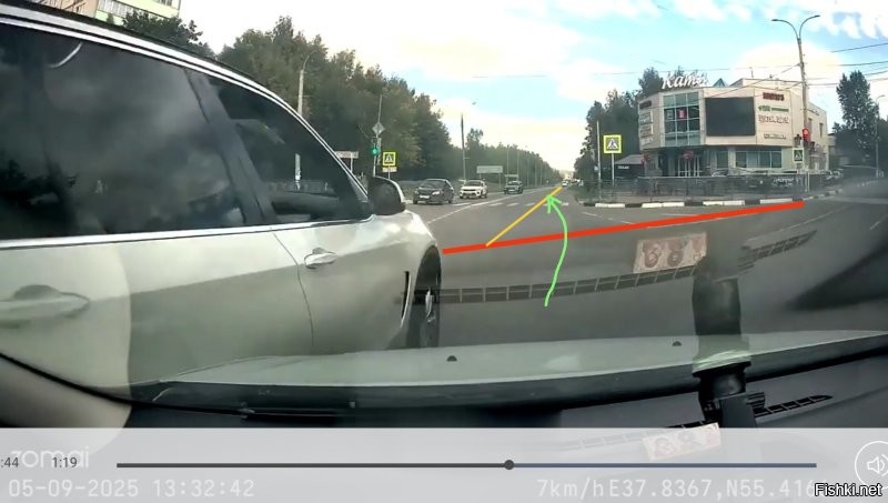 А теперь по кадрам (заметь, всё в соответствии со знаками).
1. На первом фото мы видим ширину полосы, по которой бумер должен выехать на перекресток, и при этом не обязан никому предоставлять преимущество. 
2. На втором фото мы видим что рег, ещё не доехав до разделительной полосы пересекаемой дороги, уже существенно сократил ширину полосы для бумера, подрезая, и выдавливая того на встречку задолго до того, как бумер достиг точки, из которой можно было бы поворачивать налево, не нарушая правил. А так как свободное пространство перед регом было, то он намеренно провоцировал создание аварийной ситуации, тем самым подвергая опасности других участников дорожного движения, в первую очередь пешеходов, если бы кто-нибудь из них в результате вылетел на тротуар.
3. Момент столкновения. Тут мы видим что у бумера по-прежнему остаётся пространство для поворота без нарушения ПДД, а у рега проехать прямо, но последний игнорирует эту возможность и не предпринимает ничего, чтобы избежать ДТП.
Итого. На бумере обычный дорожный хам. Но в этот раз ему повезло. И исключительно благодаря тому что рег конченый му..ак. Похоже, отец действительно не уставал бить его по шапке, но при этом шапку на сына одевать забывал. Чего добивался? Правила по итогу нарушил сильнее чем бумер, подверг опасности окружающих, и в первую очередь ребёнка (или он на 100500 процентов был уверен что этот неадекват не выскочит из машины, и не начнёт шмалять во все стороны?). Да и видео обрезал неудачно, там понятно что конфликт раньше начался. А если ты такой весь от начала и до конца правильный, то и выложи с момента, где ты первый раз его не пропустил. Или там сам накосячил? Но это всё разговоры в пользу бедных. По факту - виновник ДТП он. А я бы его ещё и на психиатрическую экспертизу отправил. У него нервишки явно ни к чёрту. Такие за рулём опаснее хамов на БМВ.