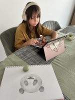 Хотел квадрик купить что бы с нами по лесу гонял а потом понял что это плохая идея и забили на это . Сидит дома и учиться постоянно и если у него бал ниже 90 то переживает за учебы и наверстывает . Не знаю в кого пошел , наверное в жену она тоже заучка была . А у дочки талант открылся , я вчера ее папку взял а оказалось она вот так рисует .