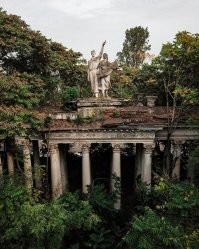 Тихая победа:  20 заброшенных мест, где природа забрала своё