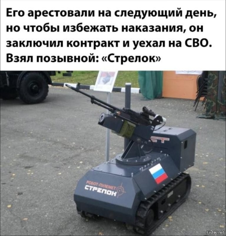 Робот-доставщик не уступил дорогу седану Aurus Senat со спецсигналами