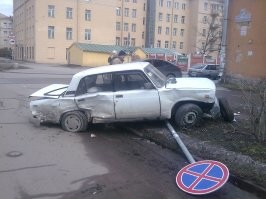 А тут не только парковаться, тут и останавливаться нельзя...