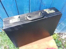 О, к этому дипломату даже код подобрать можно. Левый замок номер приказа о призыве, правый - о демобилизации.