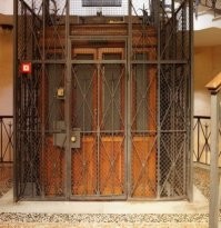 Да, умные были наши предки, пока двери не закроешь - лифт не ехал.