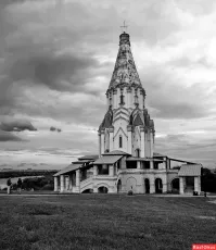 В Коломенском! В детстве в 80-е внутри все облазили! Вход был деревяшками заколочен, внутри разруха! Две винтовые лестницы и шатровый верх! Страшновато было...