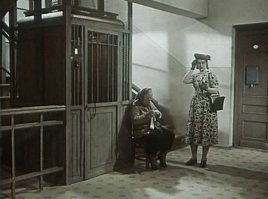 В старых советских фильмах, возле лифта обычно какая нибудь бабка-лифтёрша дежурила.))