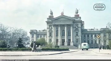 Я в детстве в каких только кружках не занимался от лепки до борьбы и духового оркестра. И всё бесплатно.  Большинство кружков были в Дворце пионеров.