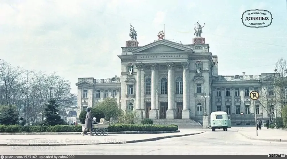 Я в детстве в каких только кружках не занимался от лепки до борьбы и духового оркестра. И всё бесплатно.  Большинство кружков были в Дворце пионеров.
