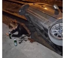 Вот я бы, на её месте, так бы не стоял. 

Походу, они бухие.